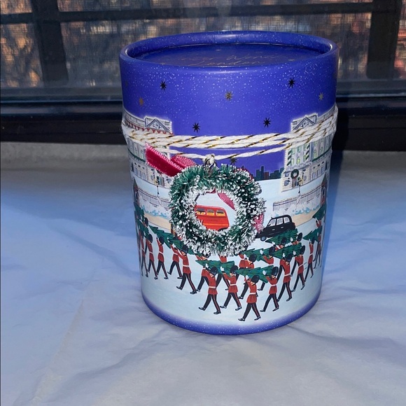❤️Anthropologie London Holiday in the City Candle | NWT ‘24 edition - Picture 3 of 7